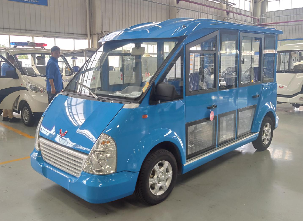 五菱封闭8座观光车